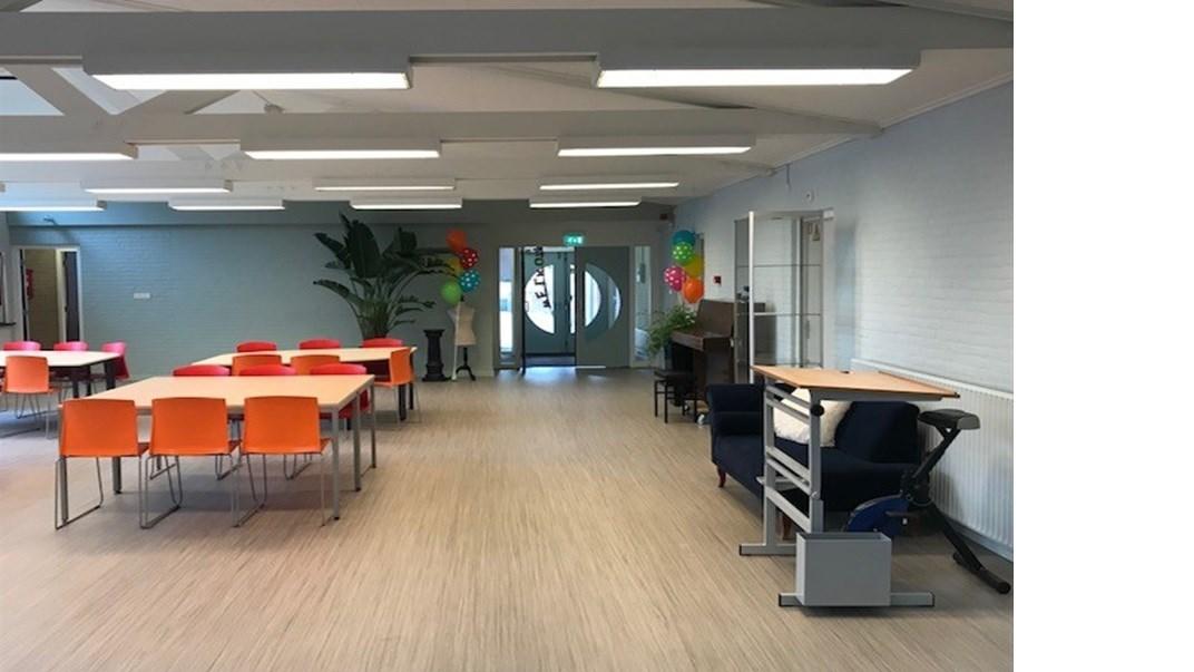 Ruimtes in de Roncallischool in Velp (Gelderland) met kleurrijke stoelen en een uitnodigende sfeer. Ruimtes in de Roncallischool in Velp (Gelderland) met kleurrijke stoelen en een uitnodigende sfeer.
