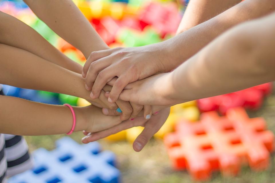 Samenwerking en vriendschap op het schoolplein van Rooms Katholieke Basisschool Panta Rhei in Coevorden. Samenwerking en vriendschap op het schoolplein van Rooms Katholieke Basisschool Panta Rhei in Coevorden.