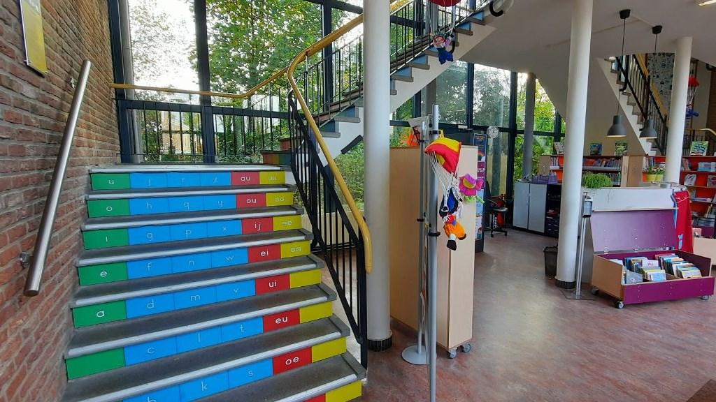 SBO De Toekomst in Dordrecht heeft kleurrijke traptreden in de gang die kinderen uitnodigen om te leren. SBO De Toekomst in Dordrecht heeft kleurrijke traptreden in de gang die kinderen uitnodigen om te leren.