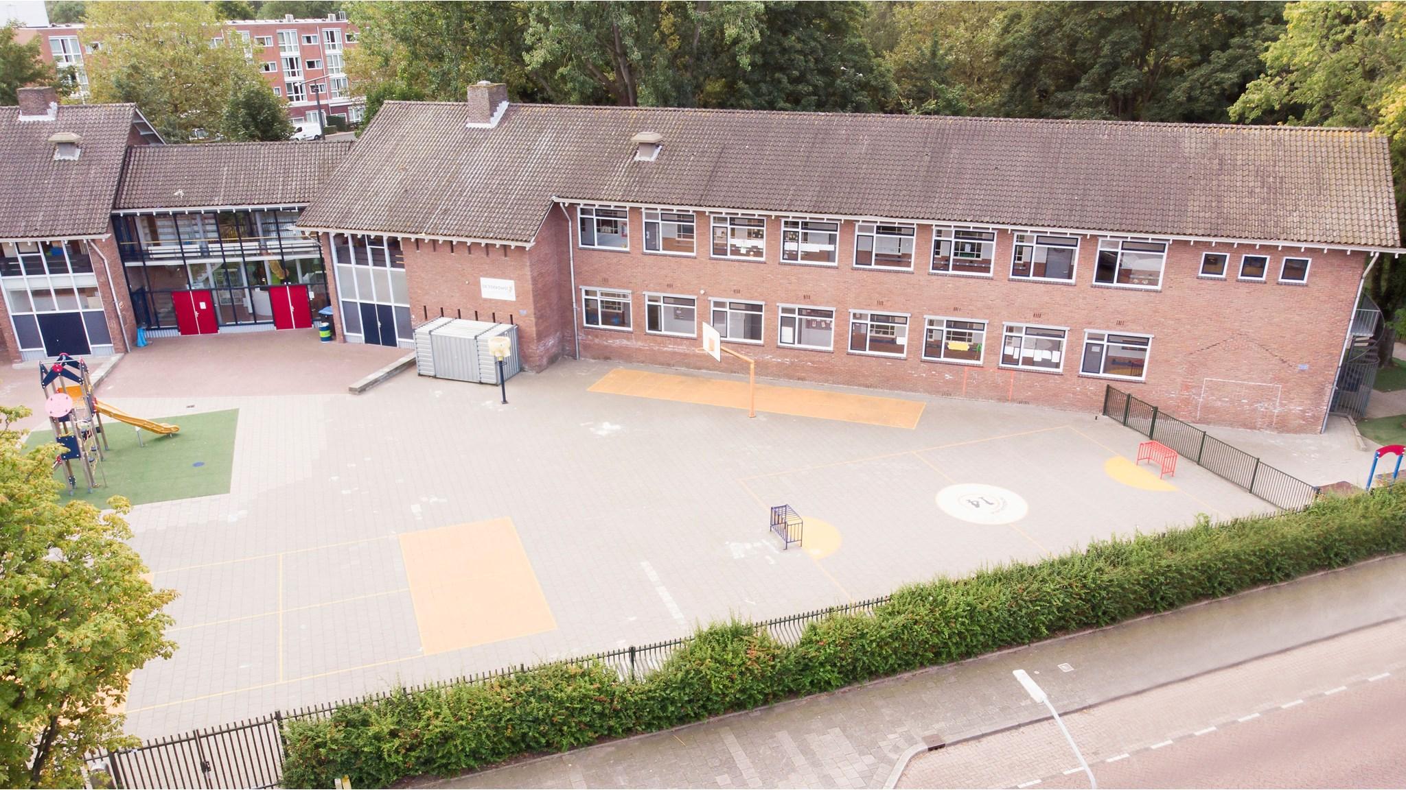 SBO De Toekomst in Dordrecht met een overzicht van het schoolplein en de omgeving. SBO De Toekomst in Dordrecht met een overzicht van het schoolplein en de omgeving.