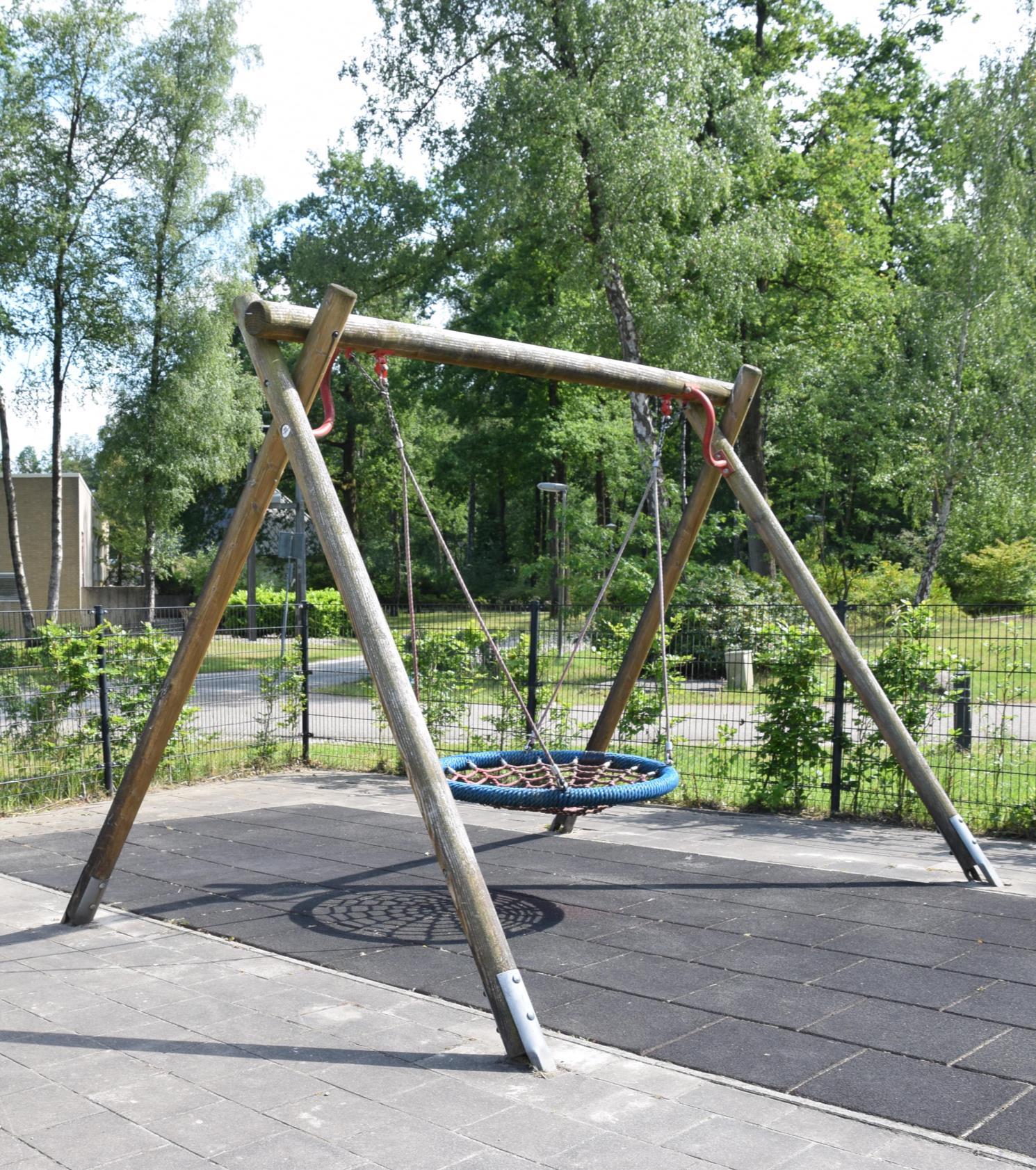 Schommels op het schoolplein van De Meander in Losser.