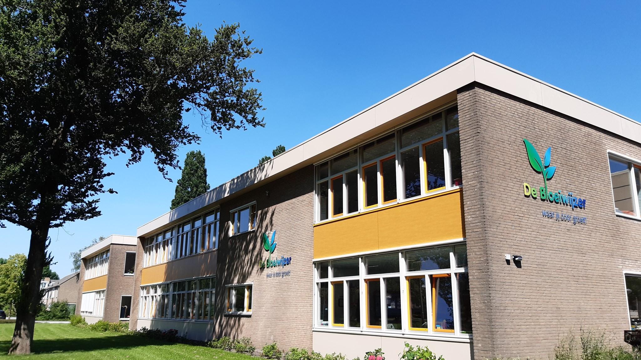 school De Bloeiwijzer in Amstelveen met een heldere blauwe lucht en groene omgeving. school De Bloeiwijzer in Amstelveen met een heldere blauwe lucht en groene omgeving.