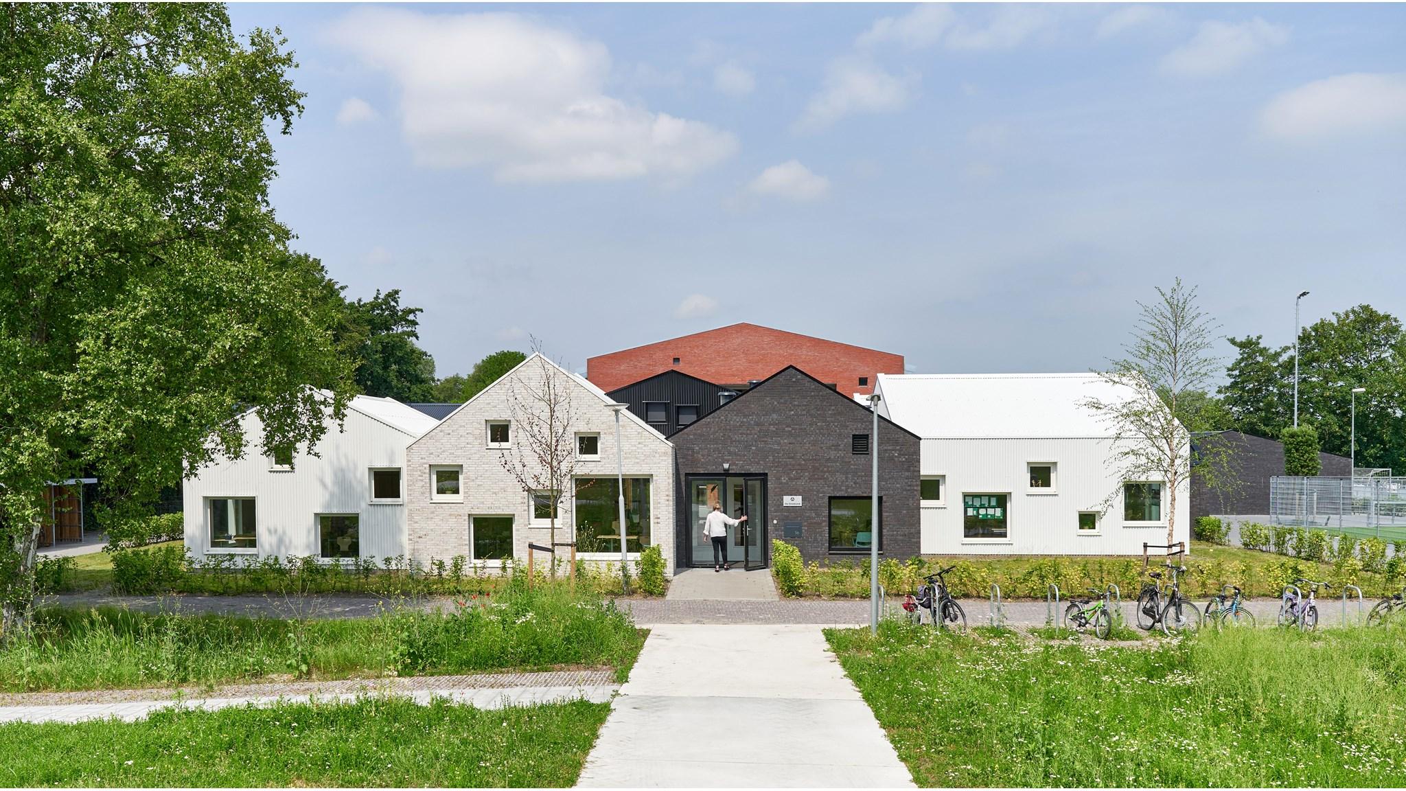 School De Driebond in Groningen met moderne gebouwen en een groene omgeving. School De Driebond in Groningen met moderne gebouwen en een groene omgeving.