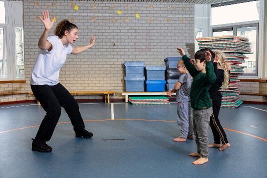 Schoolactiviteit met kinderen begeleid door een leraar in Openbare Basisschool De Architect in Almere. Schoolactiviteit met kinderen begeleid door een leraar in Openbare Basisschool De Architect in Almere.