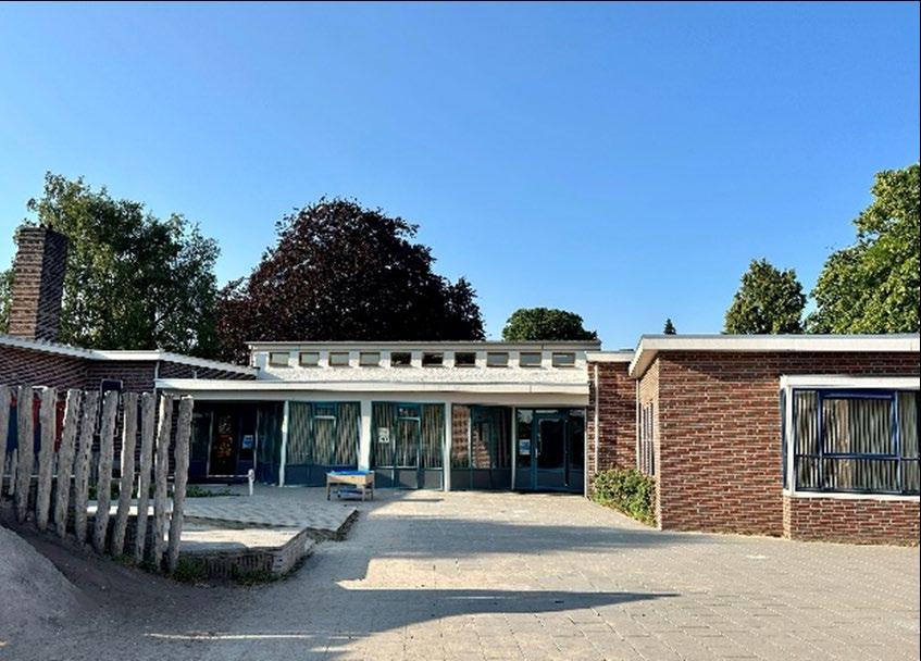 Schoolgebouw van Basisschool De Zonnewijzer in Westerbeek met een heldere blauwe lucht. Schoolgebouw van Basisschool De Zonnewijzer in Westerbeek met een heldere blauwe lucht.