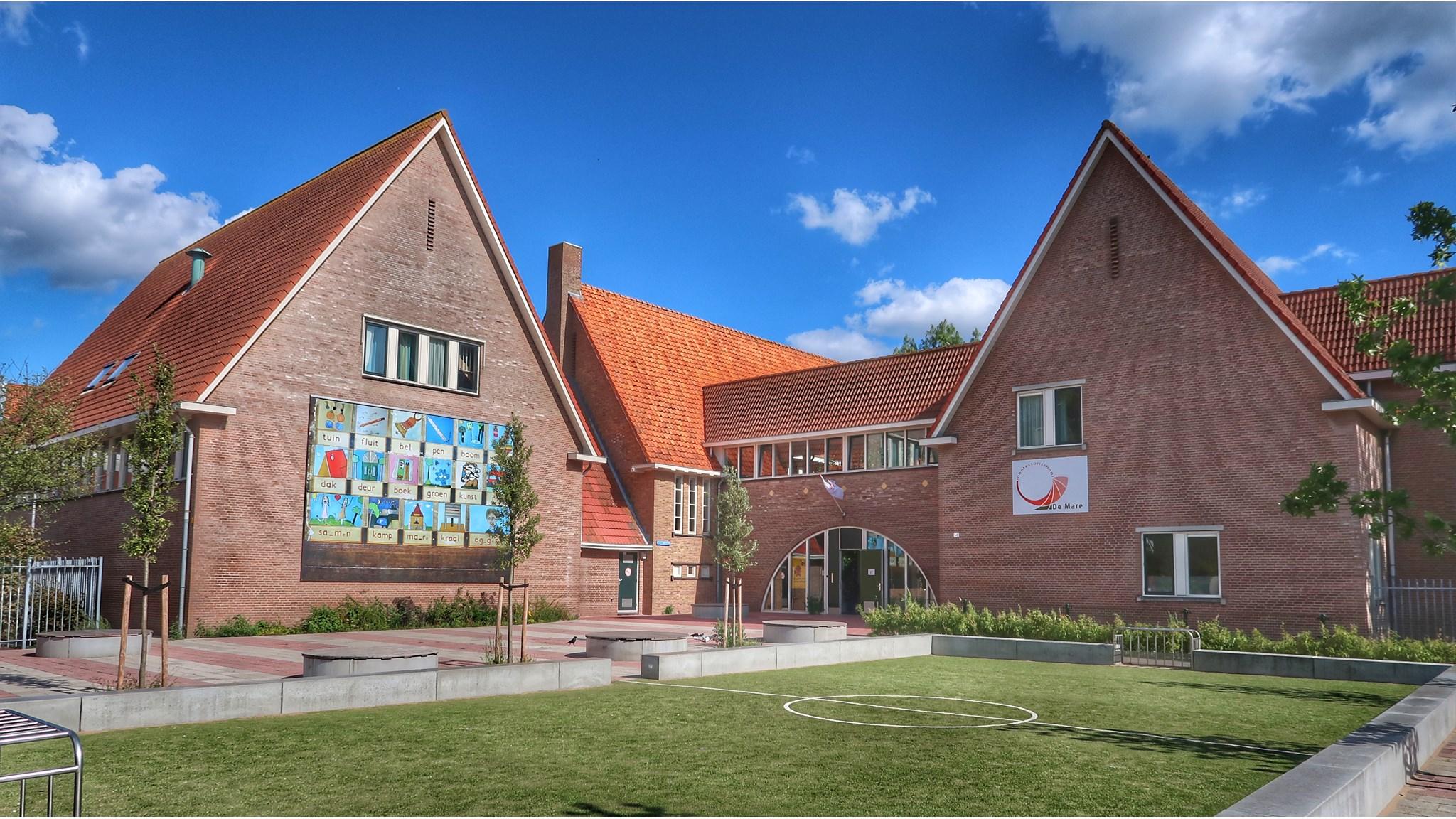 Schoolgebouw van De Mare in Rotterdam met een groen schoolplein. Schoolgebouw van De Mare in Rotterdam met een groen schoolplein.