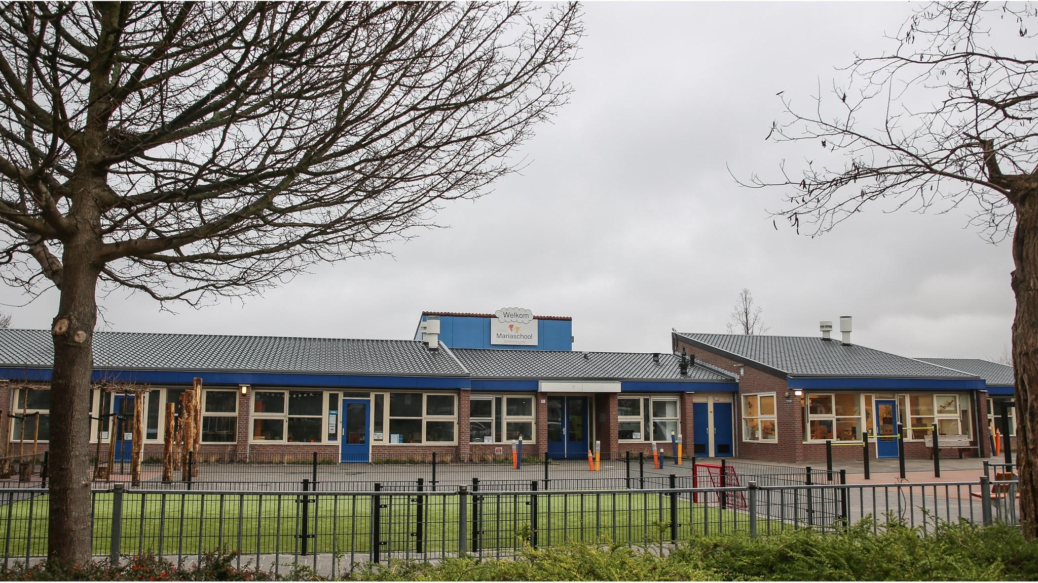 Schoolgebouw van de WSKO Mariaschool in Wateringen met een overzicht van het schoolplein. Schoolgebouw van de WSKO Mariaschool in Wateringen met een overzicht van het schoolplein.