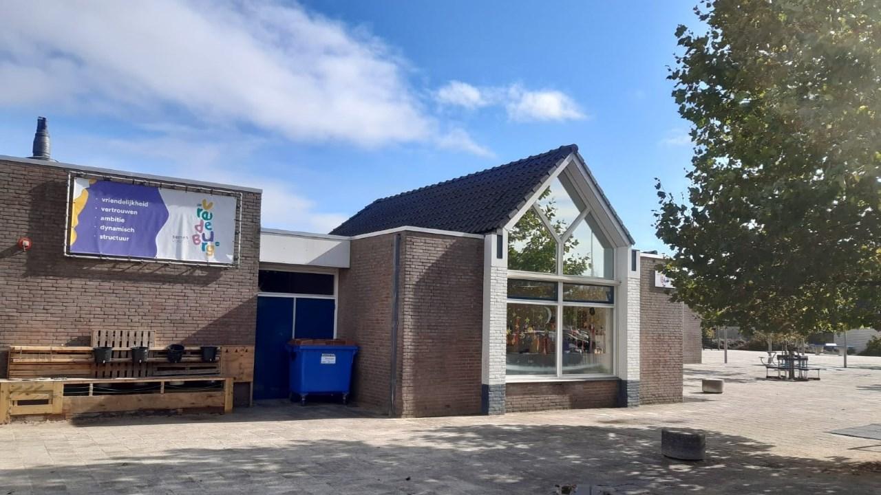 Schoolgebouw van ICBS De Vredeburg in Hoofddorp met een duidelijke aanblik van het schoolplein.