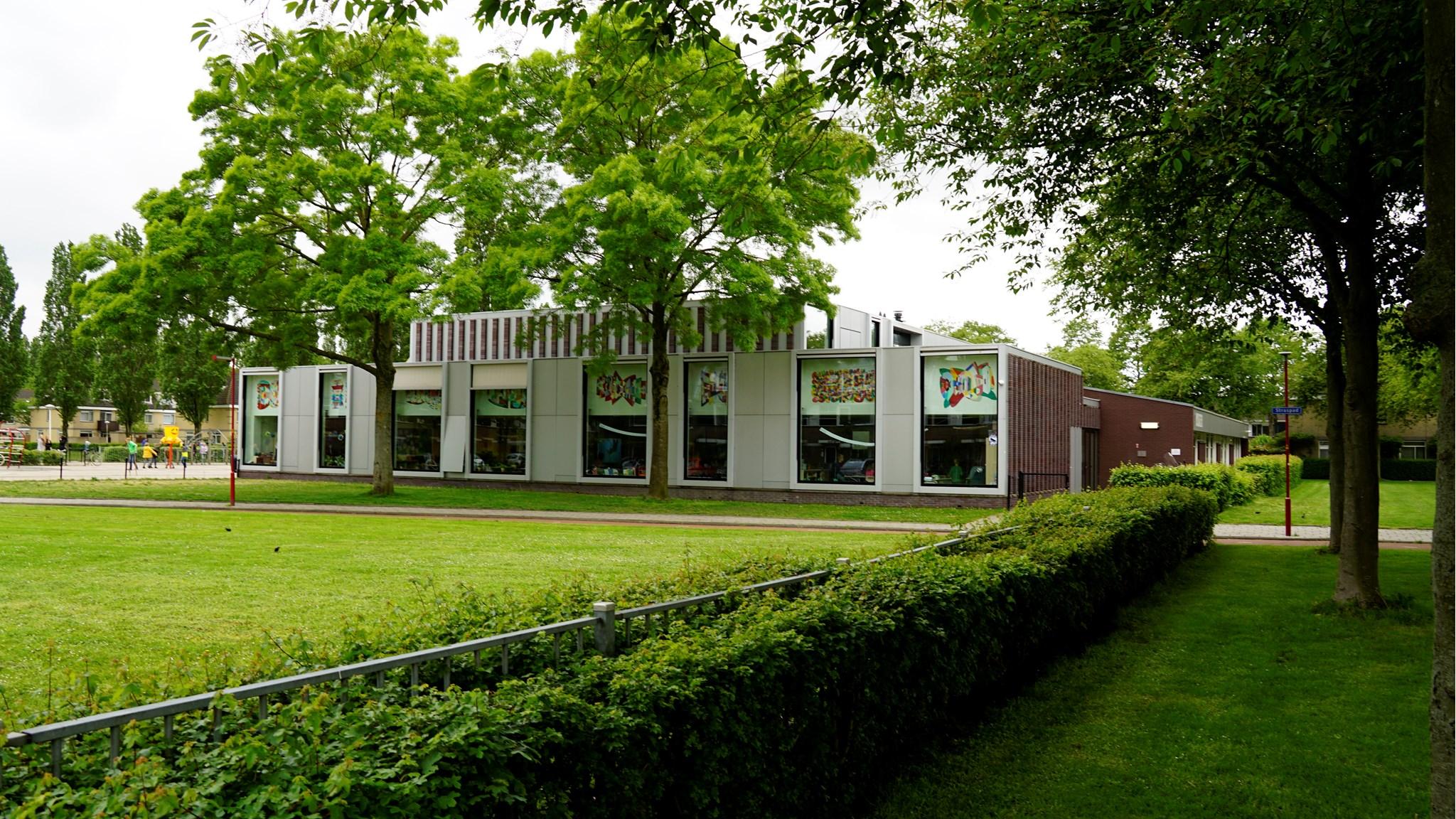 Schoolgebouw van IKC Prins Claus in Zoetermeer met een groen schoolplein. Schoolgebouw van IKC Prins Claus in Zoetermeer met een groen schoolplein.