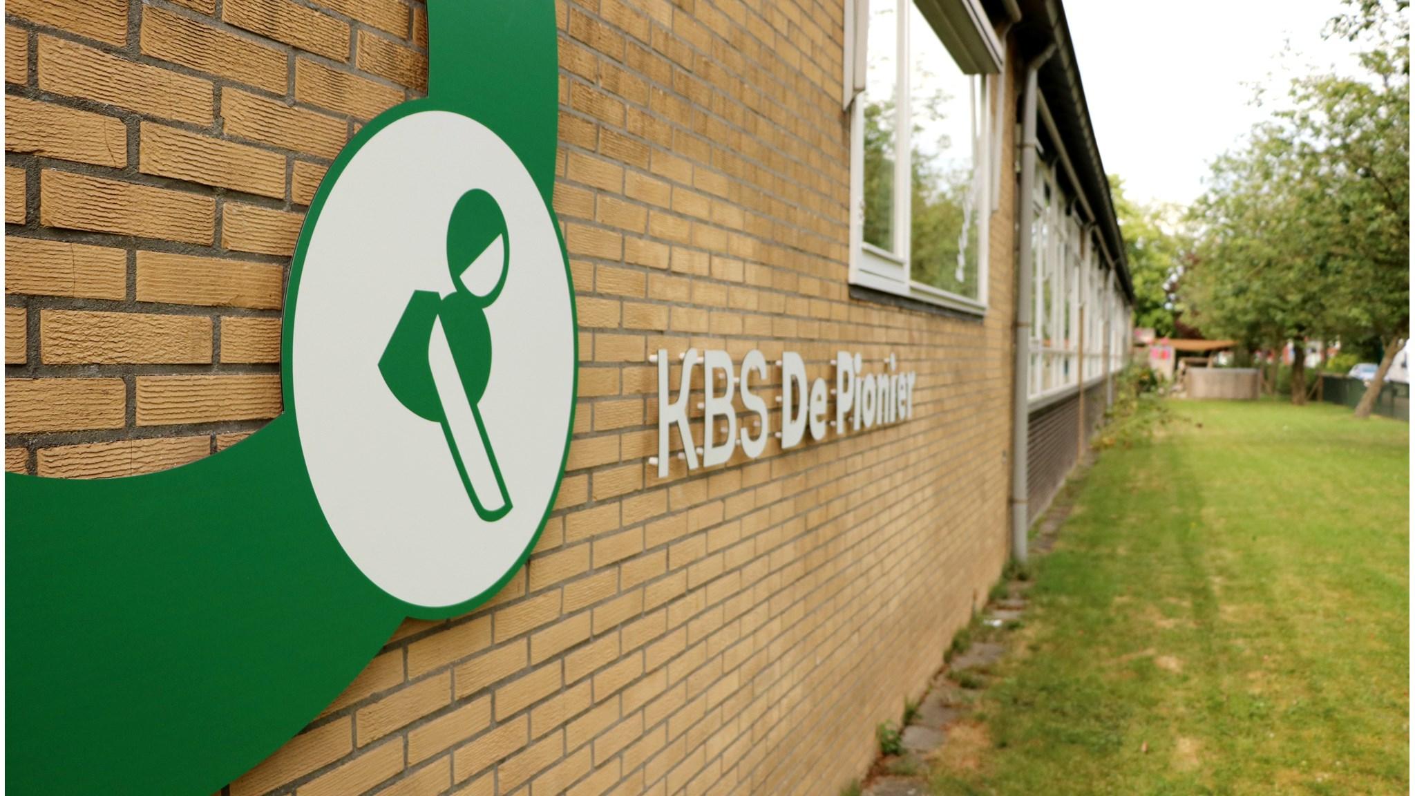 Schoolgebouw van KBS De Pionier in Maarssen met zicht op het schoolplein. Schoolgebouw van KBS De Pionier in Maarssen met zicht op het schoolplein.