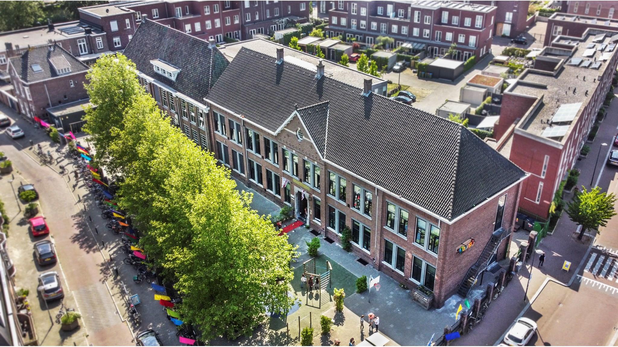 Schoolgebouw van Kbs St. Joseph in Breda met Schoolplein en kleurrijke vlaggen. Schoolgebouw van Kbs St. Joseph in Breda met Schoolplein en kleurrijke vlaggen.