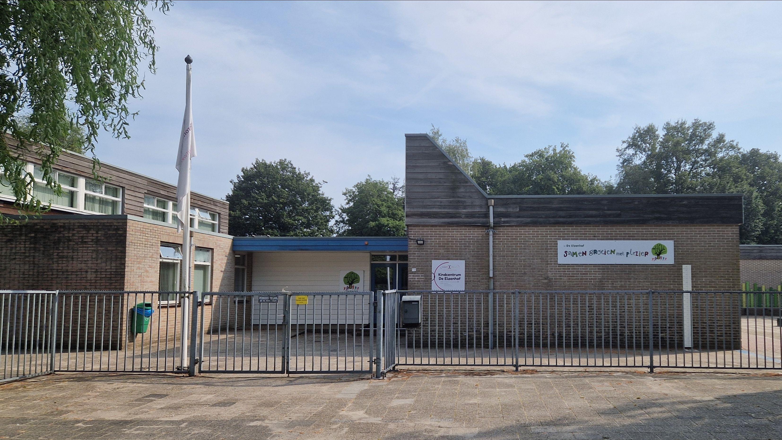 Schoolgebouw van KC De Elzenhof in Hardenberg met toegangspoort en groene elementen. Schoolgebouw van KC De Elzenhof in Hardenberg met toegangspoort en groene elementen.