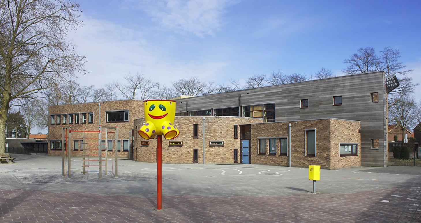 Schoolgebouw van Kindplein 't Centrum met een kleurrijk speeltoestel op het schoolplein in Uden. Schoolgebouw van Kindplein 't Centrum met een kleurrijk speeltoestel op het schoolplein in Uden.