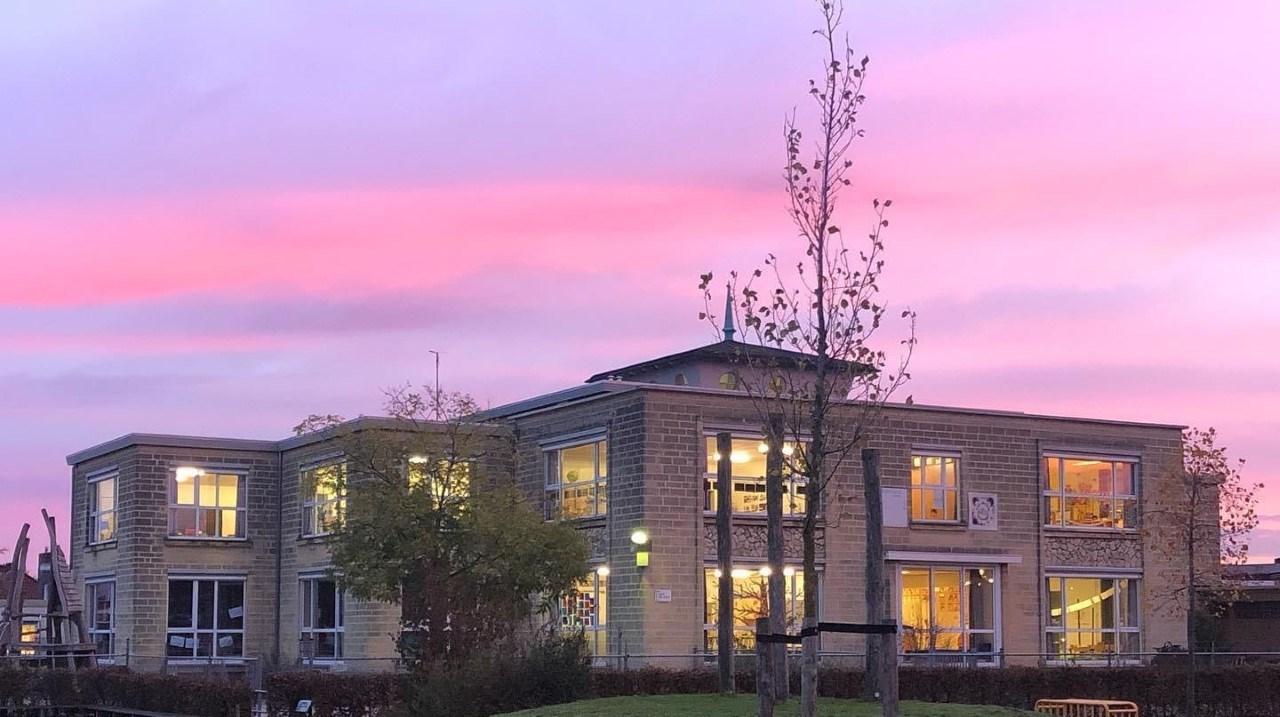 Schoolgebouw van PCB Willem de Zwijger in Roermond met een kleurrijke lucht op de achtergrond. Schoolgebouw van PCB Willem de Zwijger in Roermond met een kleurrijke lucht op de achtergrond.