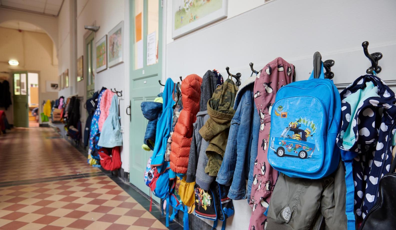 Schoolhal met jassen en tassen van leerlingen aan de haakjes bij Openbare Basisschool De Kring in Haarlem. Schoolhal met jassen en tassen van leerlingen aan de haakjes bij Openbare Basisschool De Kring in Haarlem.