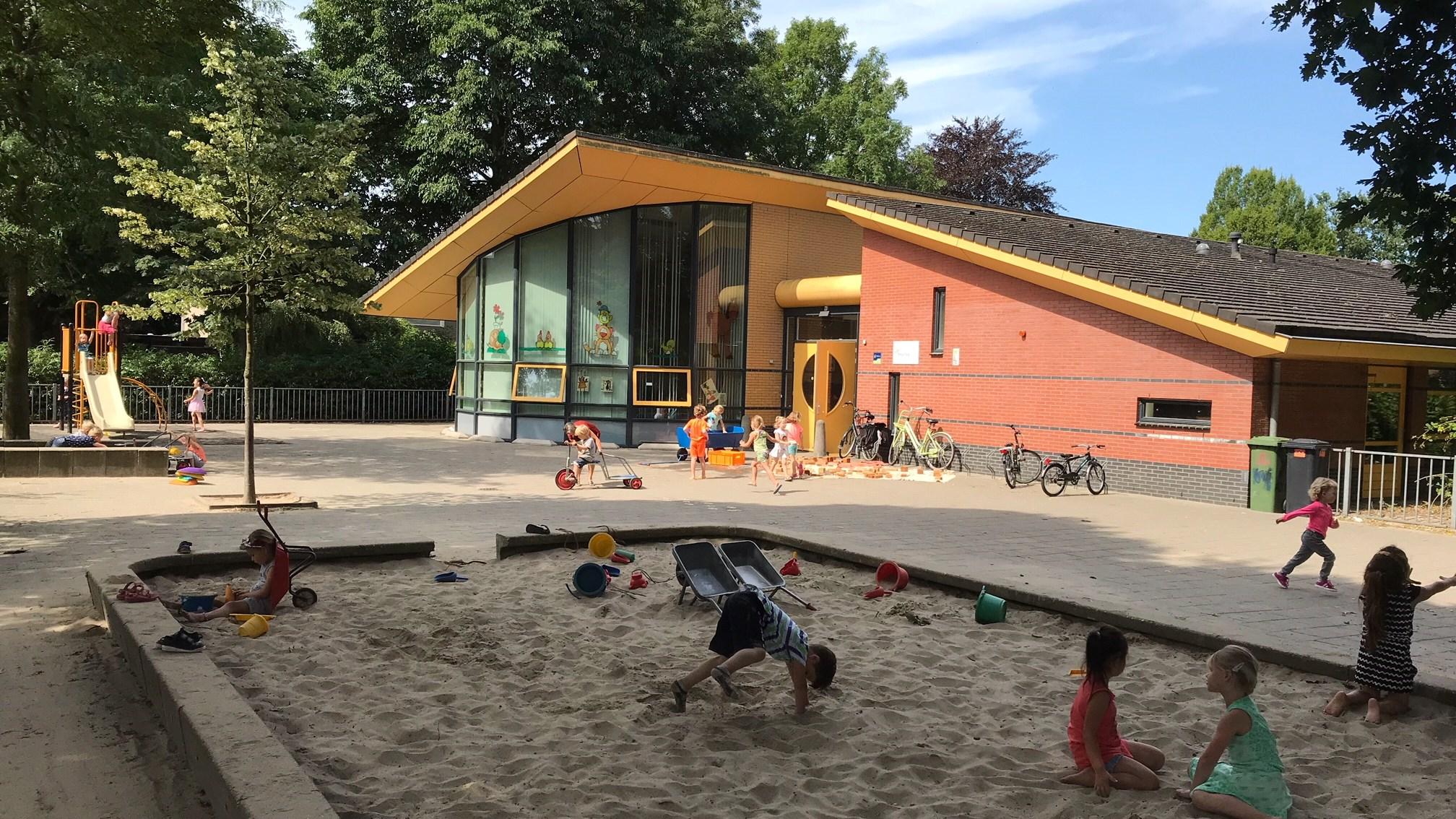 Schoolplein bij WereldKidz Meander in Leersum met kinderen die spelen en plezier hebben. Schoolplein bij WereldKidz Meander in Leersum met kinderen die spelen en plezier hebben.