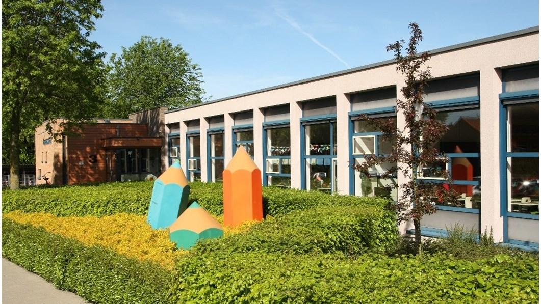 Schoolplein van basisschool Bergmolen in Bladel met kleurrijke potloodsculpturen. Schoolplein van basisschool Bergmolen in Bladel met kleurrijke potloodsculpturen.