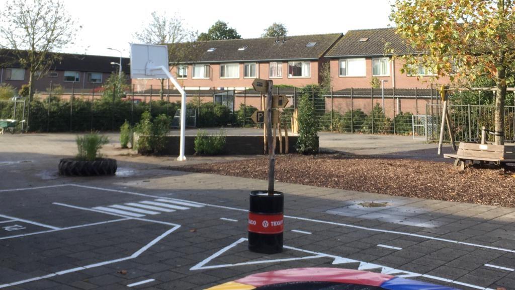 Schoolplein van Basisschool Buiten De Poorte in Goedereede met speeltoestellen en een basketbalring. Schoolplein van Basisschool Buiten De Poorte in Goedereede met speeltoestellen en een basketbalring.