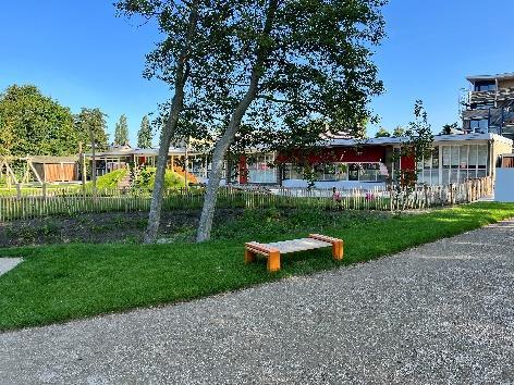 Schoolplein van basisschool De Albatros in Dordrecht met groene ruimte en speelvoorzieningen. Schoolplein van basisschool De Albatros in Dordrecht met groene ruimte en speelvoorzieningen.