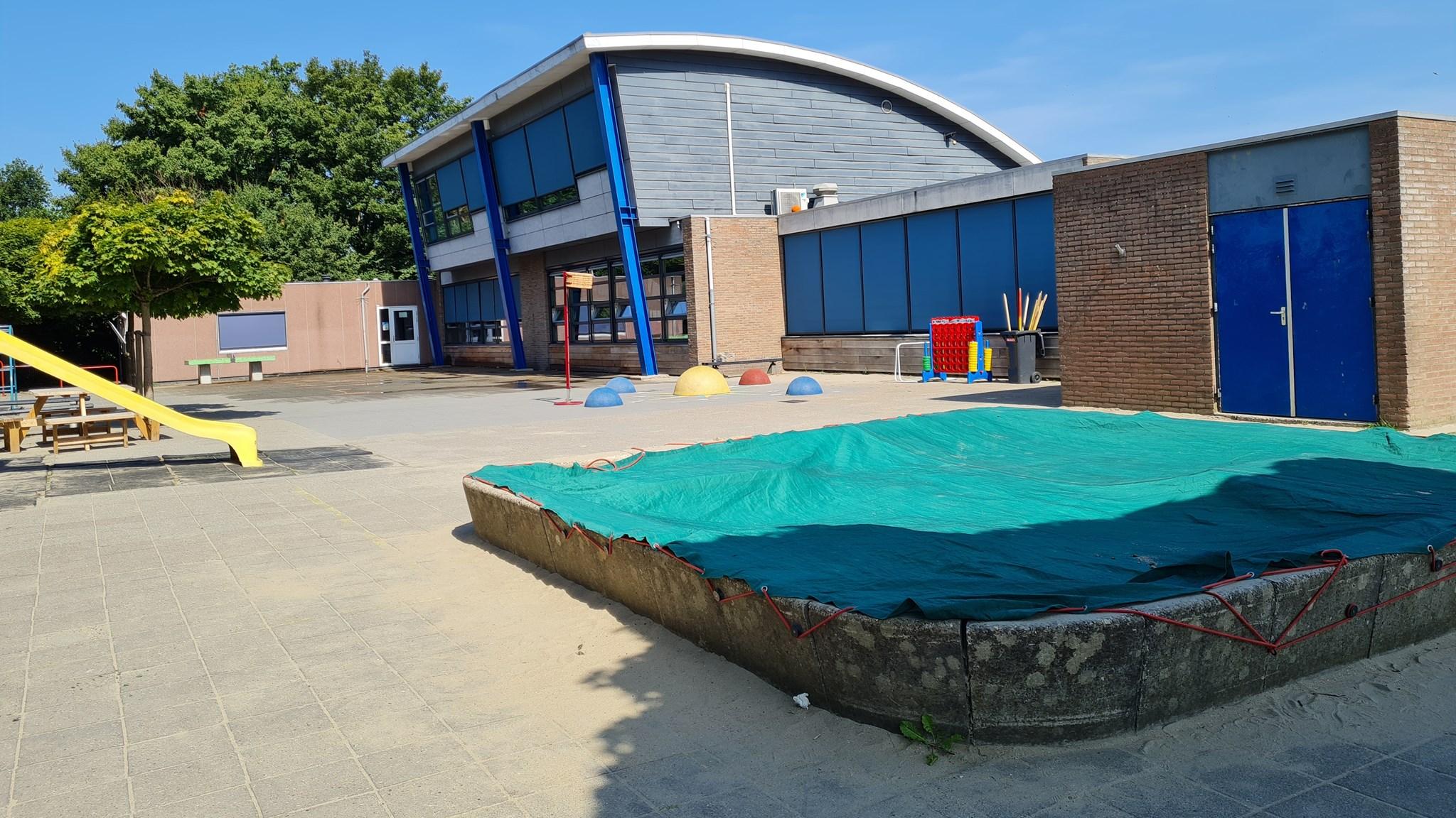 Schoolplein van Basisschool De Driesprong in Hoek met speeltoestellen en een groen zeil. Schoolplein van Basisschool De Driesprong in Hoek met speeltoestellen en een groen zeil.