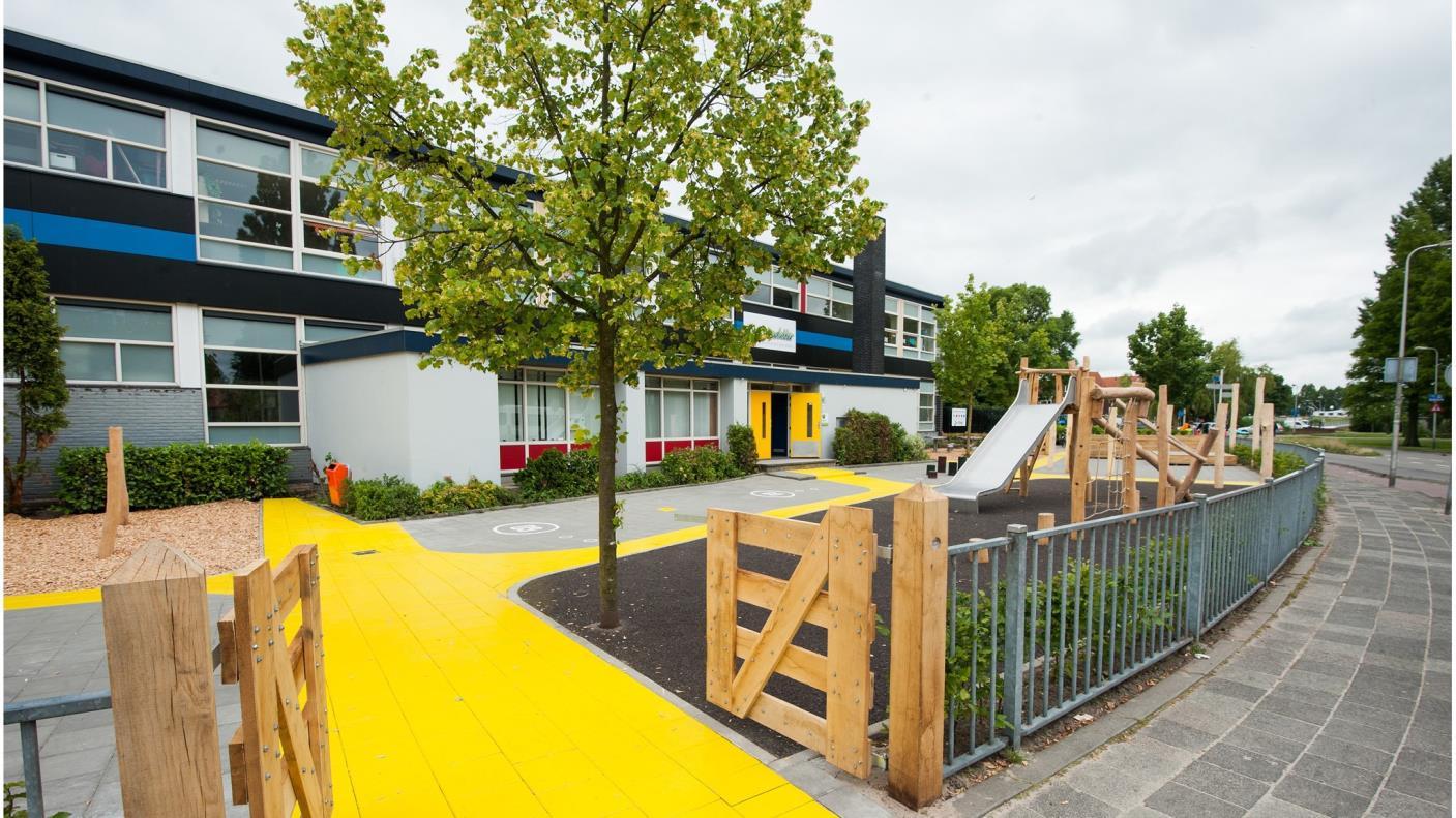 Schoolplein van basisschool De Goudakker in Gouda met speeltoestellen en groene omgeving. Schoolplein van basisschool De Goudakker in Gouda met speeltoestellen en groene omgeving.