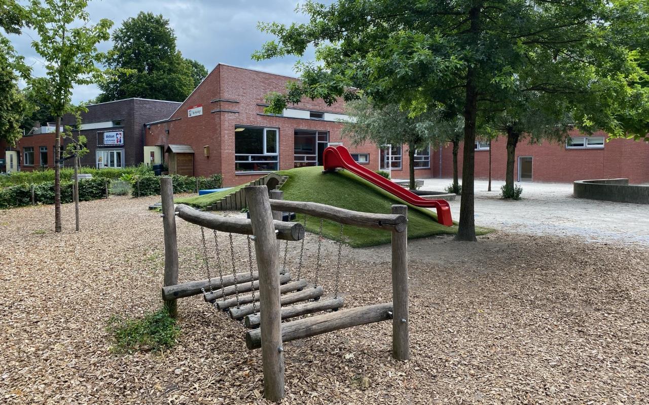 Schoolplein van Basisschool De Harlekijn in Son en Breugel met speeltoestellen. Schoolplein van Basisschool De Harlekijn in Son en Breugel met speeltoestellen.