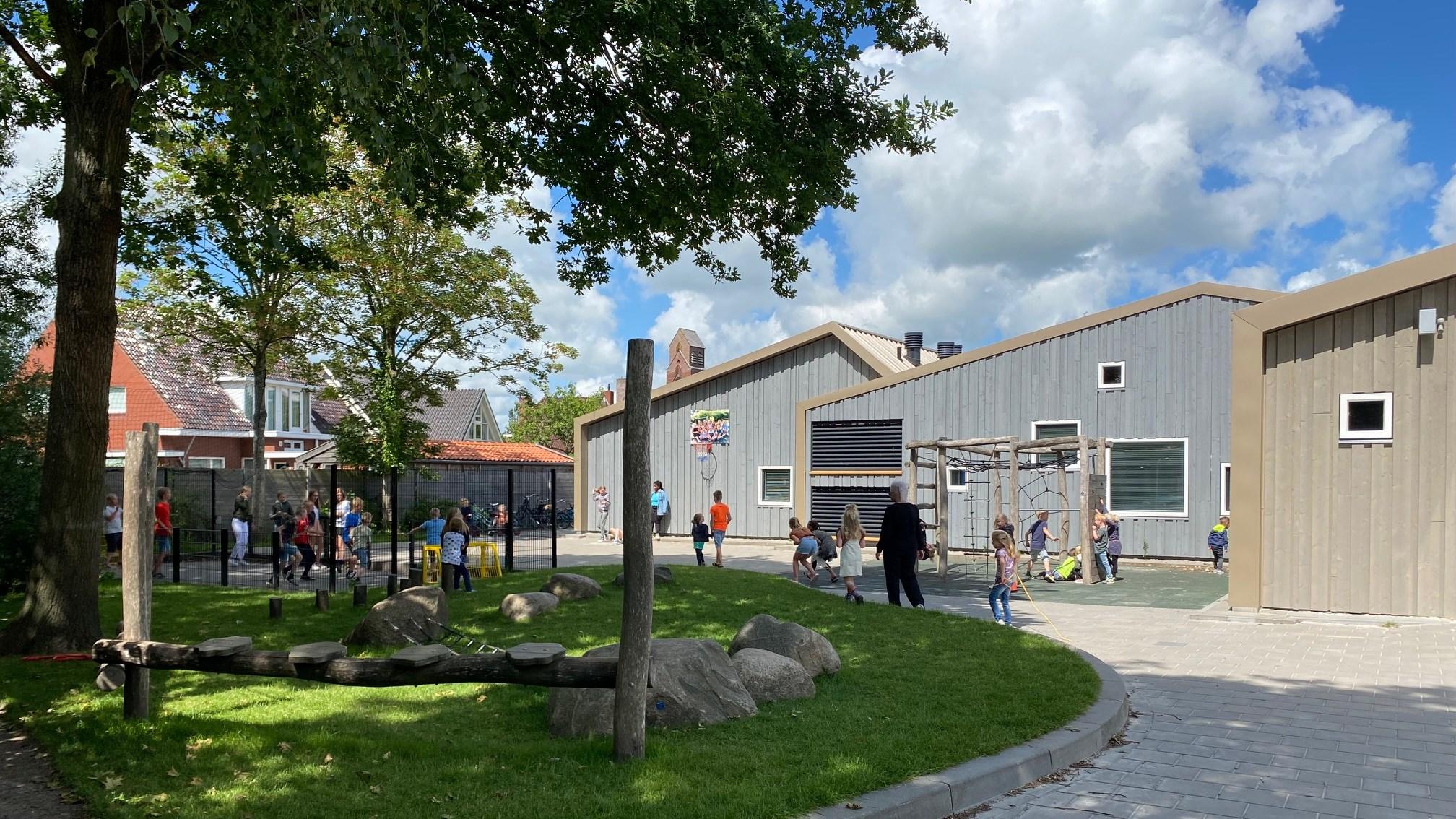 Schoolplein van Basisschool De Horizon in Bedum met spelende kinderen en groene omgeving. Schoolplein van Basisschool De Horizon in Bedum met spelende kinderen en groene omgeving.