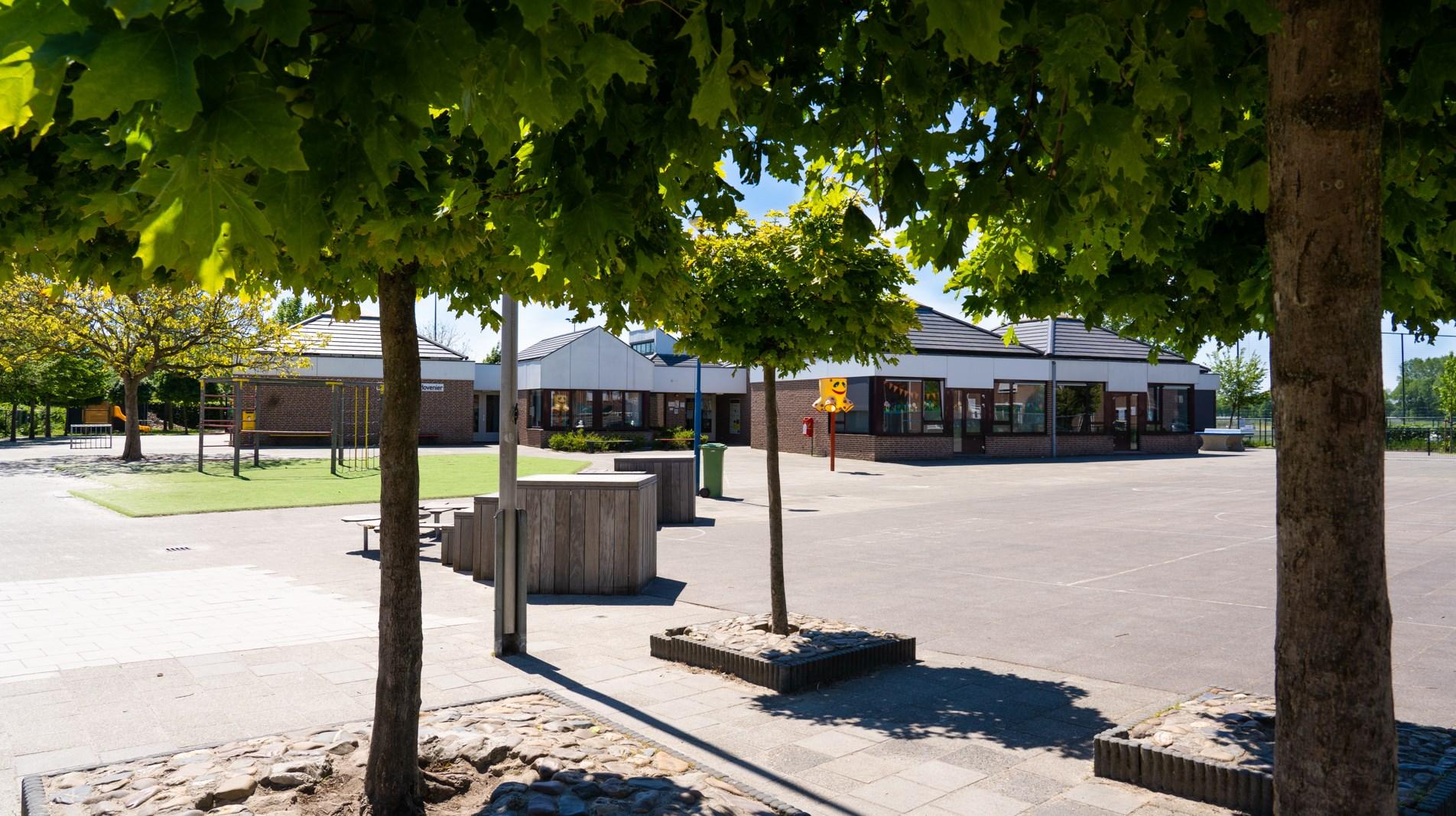 Schoolplein van Basisschool De Hovenier in Montfort met een helder uitzicht op het gebouw en speeltoestellen. Schoolplein van Basisschool De Hovenier in Montfort met een helder uitzicht op het gebouw en speeltoestellen.