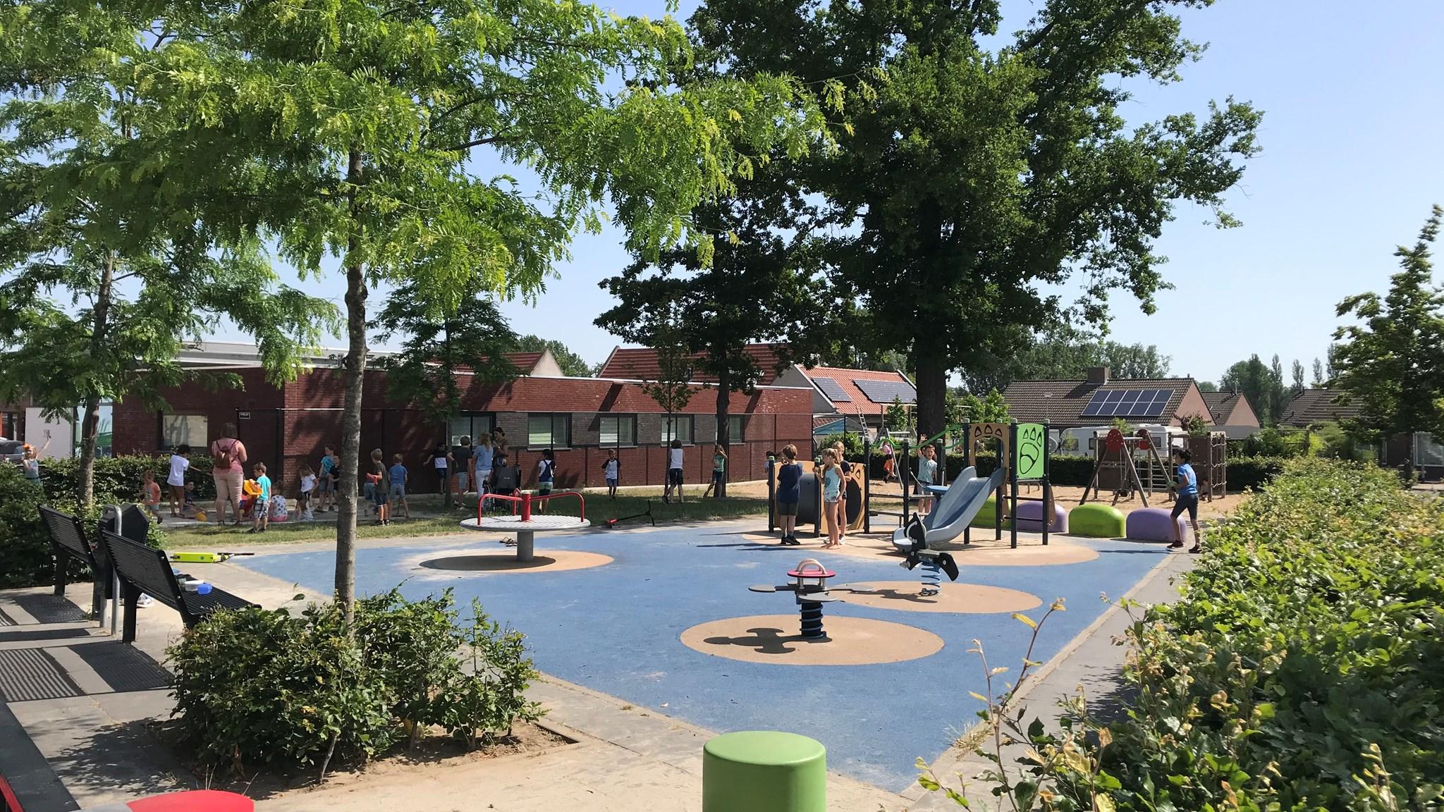 Schoolplein van Basisschool De Koningsspil in Thorn met kinderen die spelen. Schoolplein van Basisschool De Koningsspil in Thorn met kinderen die spelen.