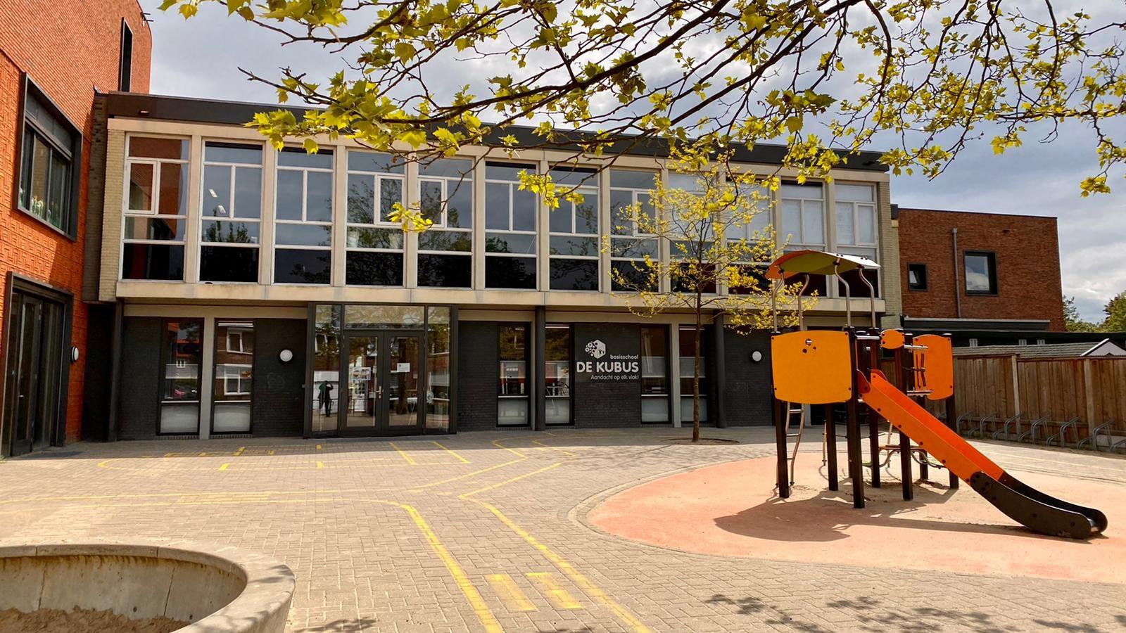 Schoolplein van basisschool De Kubus in Enschede met speeltoestellen. Schoolplein van basisschool De Kubus in Enschede met speeltoestellen.