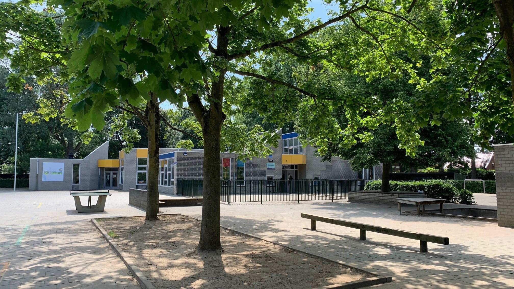 Schoolplein van Basisschool De Leeuw in Lichtenvoorde met bomen en speeltoestellen. Schoolplein van Basisschool De Leeuw in Lichtenvoorde met bomen en speeltoestellen.