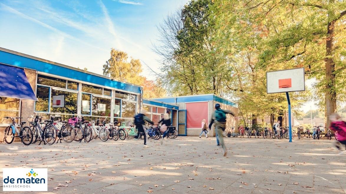 Schoolplein van Basisschool De Maten in Oldenzaal met spelende kinderen en fietsen. Schoolplein van Basisschool De Maten in Oldenzaal met spelende kinderen en fietsen.