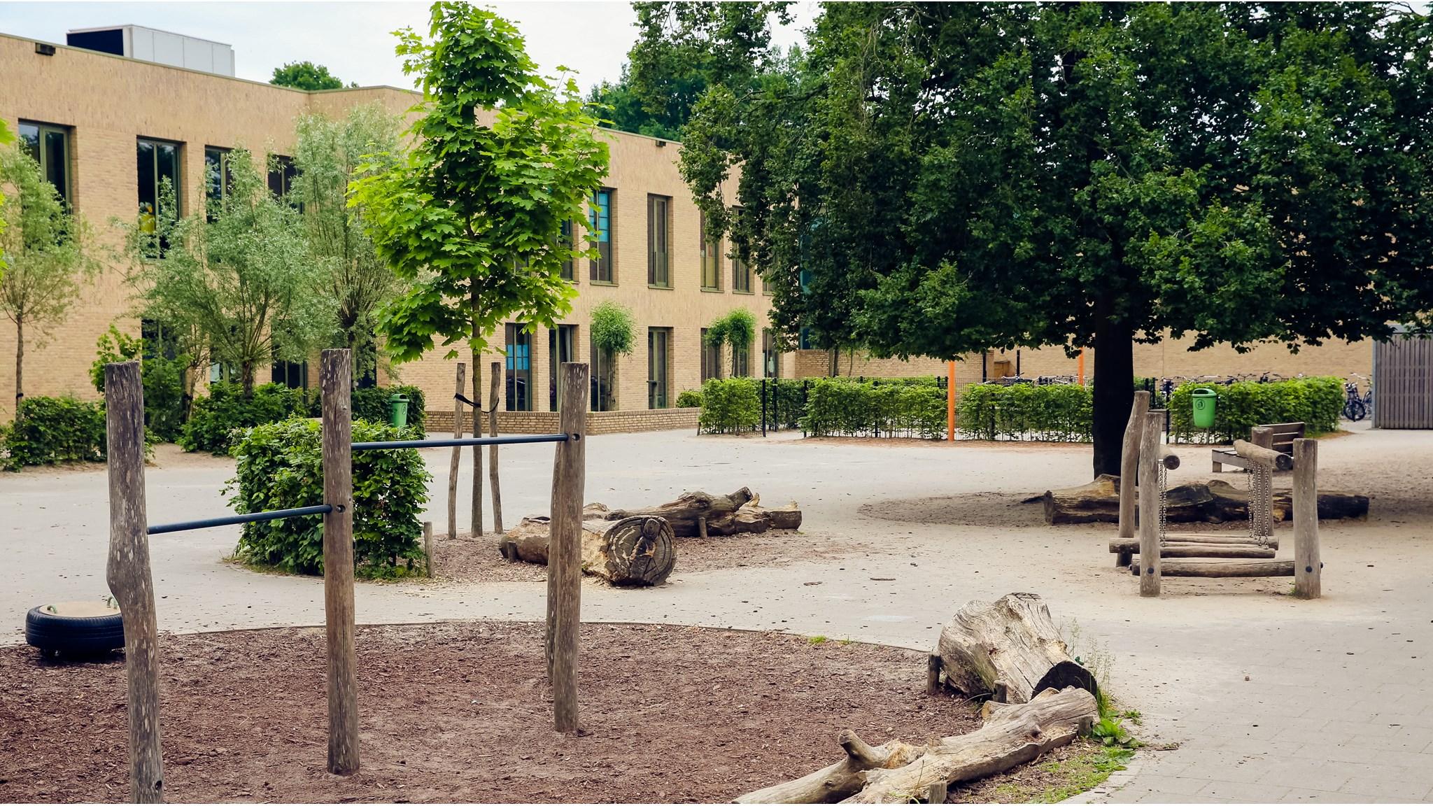 Schoolplein van Basisschool De Piramide in Deurne met speelmateriaal en groene bomen. Schoolplein van Basisschool De Piramide in Deurne met speelmateriaal en groene bomen.