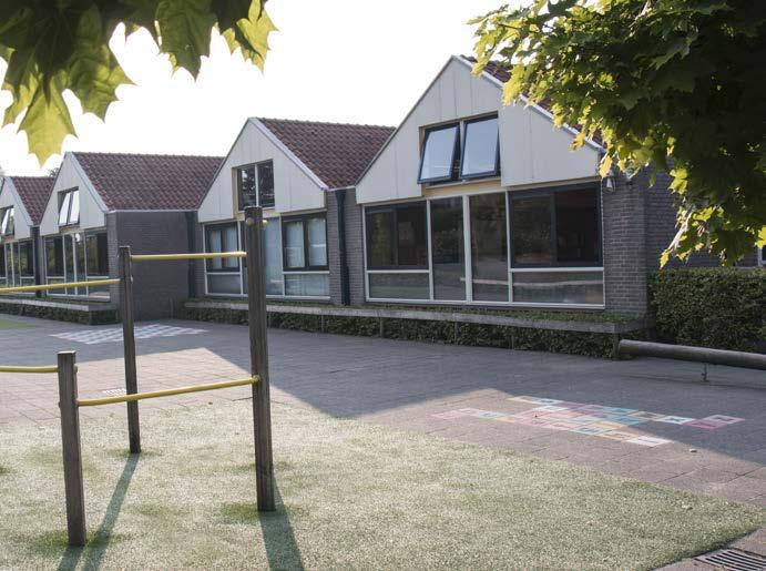 Schoolplein van Basisschool de Plakkenberg in Silvolde met speeltoestellen en gebouwen. Schoolplein van Basisschool de Plakkenberg in Silvolde met speeltoestellen en gebouwen.