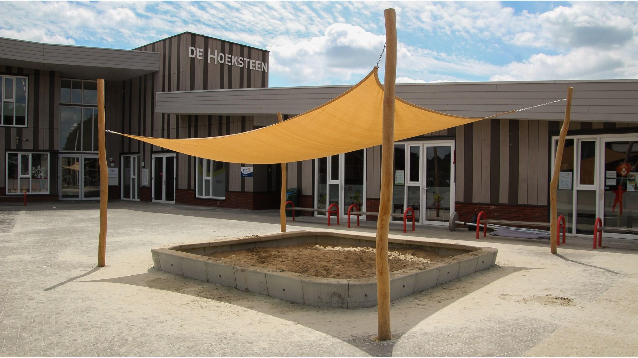 Schoolplein van Basisschool De Toermalijn in Maasbracht met een zandbak en een zonnescherm. Schoolplein van Basisschool De Toermalijn in Maasbracht met een zandbak en een zonnescherm.