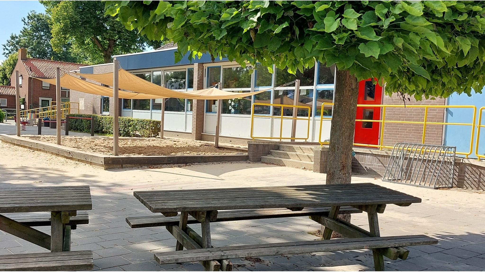Schoolplein van Basisschool De Veste in Waspik met schaduwdoeken en houten banken. Schoolplein van Basisschool De Veste in Waspik met schaduwdoeken en houten banken.