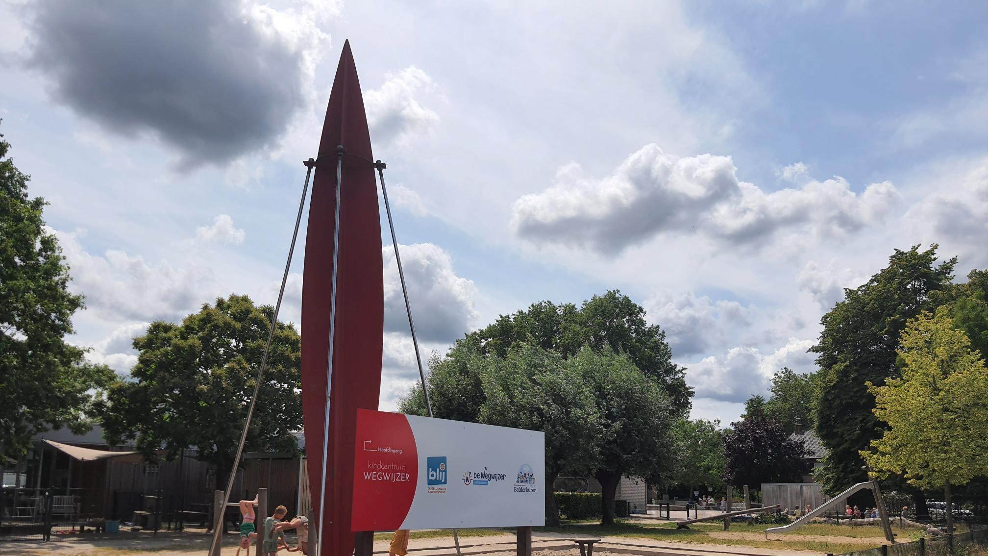 Schoolplein van Basisschool De Wegwijzer in Sint-Michielsgestel met een opvallend speelobject. Schoolplein van Basisschool De Wegwijzer in Sint-Michielsgestel met een opvallend speelobject.