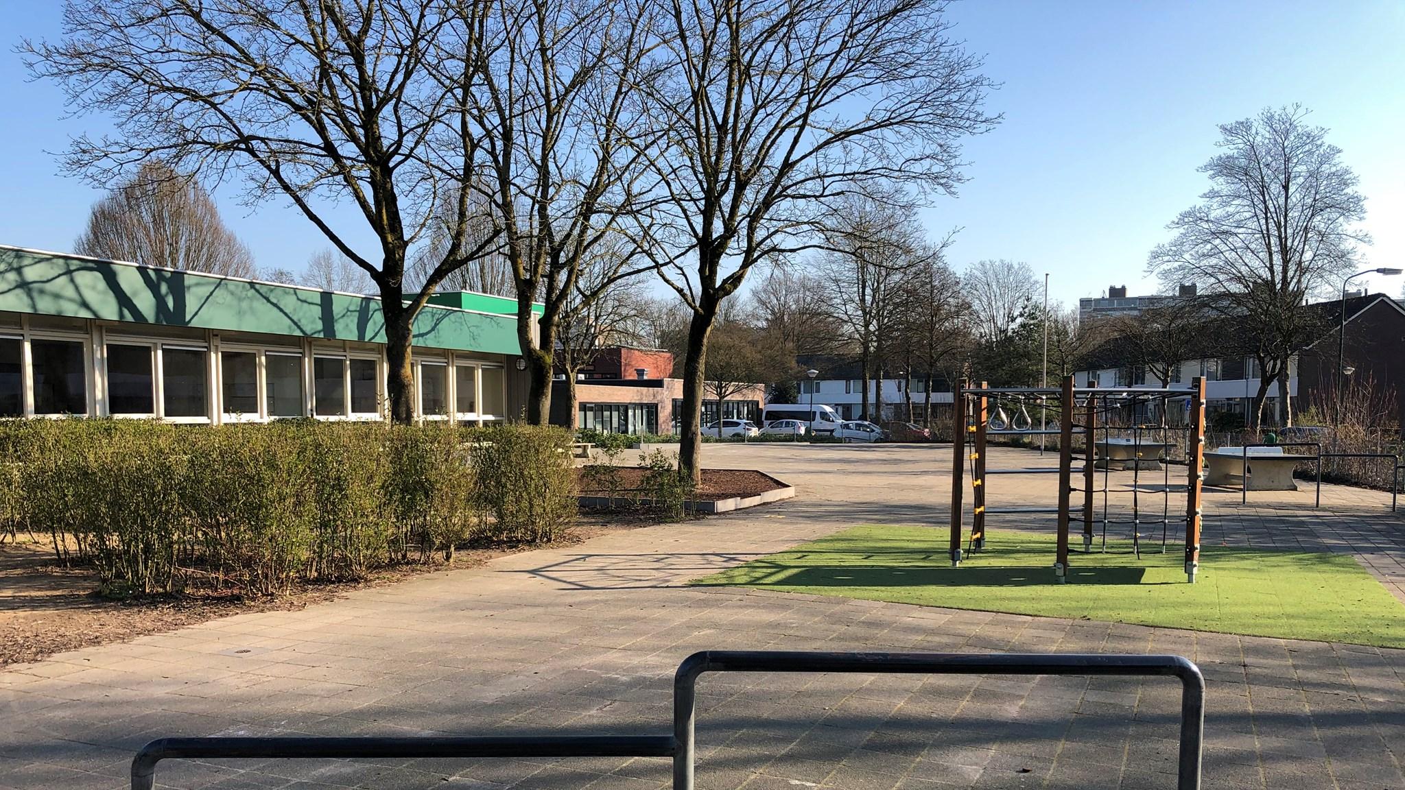 Schoolplein van Basisschool de Wegwijzer in Soest met een speeltuin en groene elementen. Schoolplein van Basisschool de Wegwijzer in Soest met een speeltuin en groene elementen.