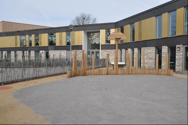 Schoolplein van Basisschool De Wichelroede in Udenhout met sportfaciliteiten en moderne architectuur. Schoolplein van Basisschool De Wichelroede in Udenhout met sportfaciliteiten en moderne architectuur.