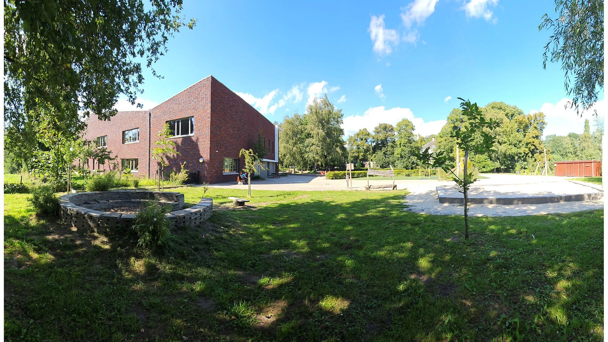 Schoolplein van Basisschool Heeckeren in Goor, omgeven door groen en een moderne schoolomgeving. Schoolplein van Basisschool Heeckeren in Goor, omgeven door groen en een moderne schoolomgeving.