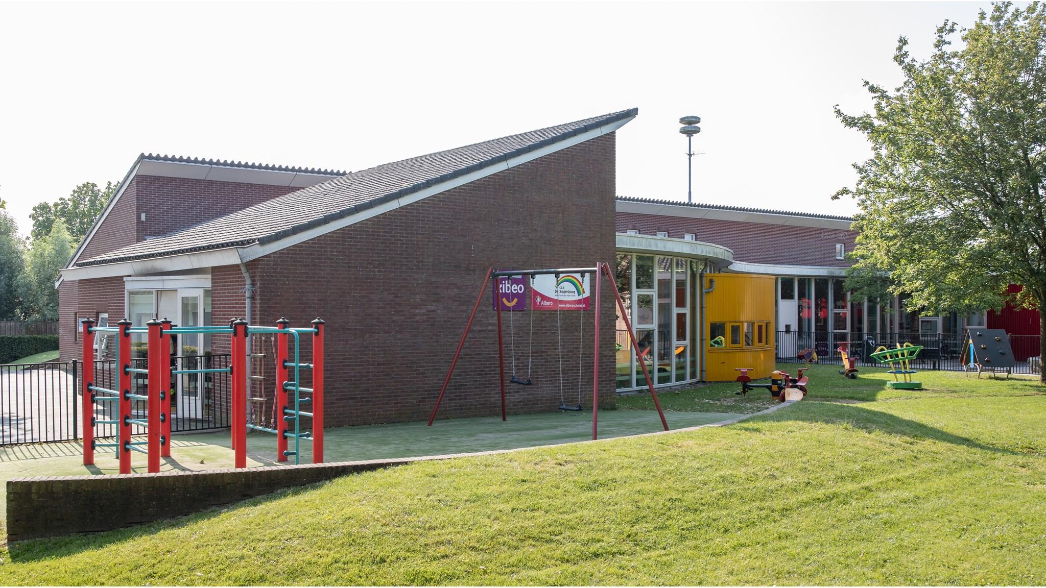 Schoolplein van Basisschool Jan Ligthart in Appingedam met speeltoestellen en een kleurrijke omgeving.