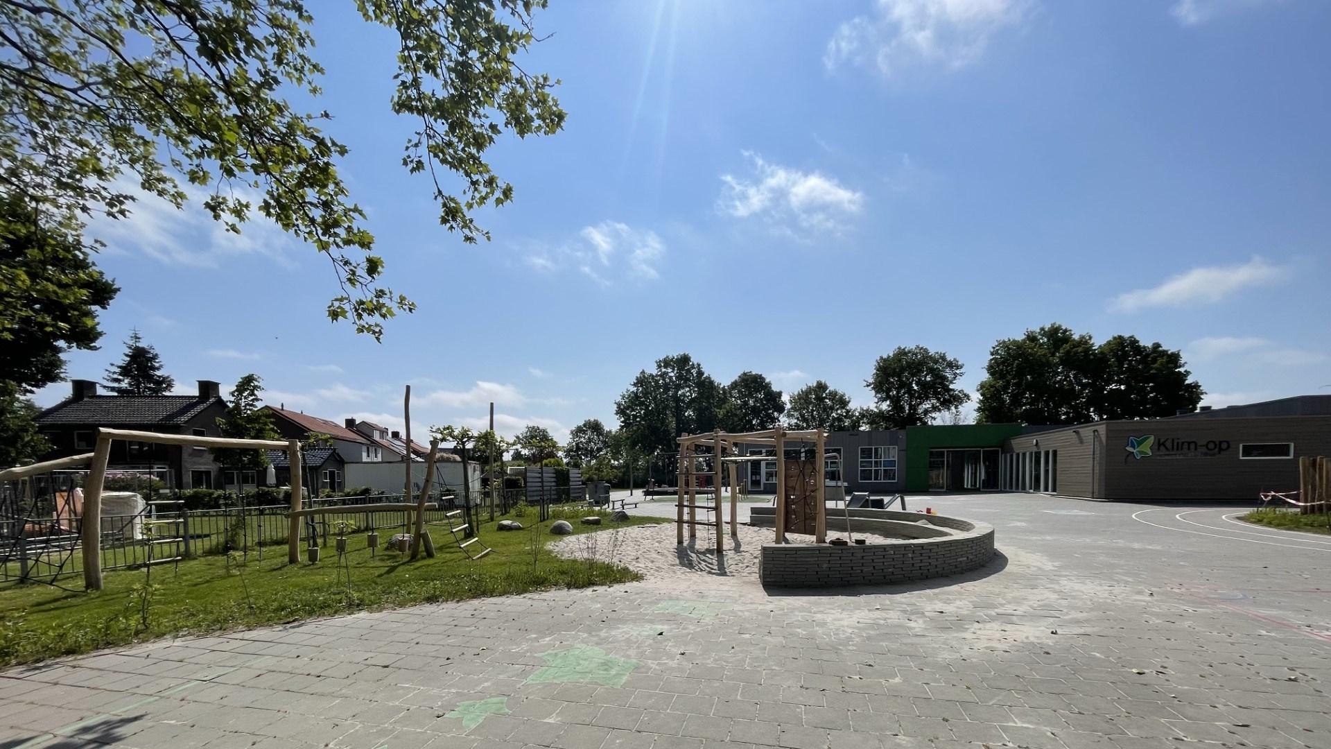 Schoolplein van Basisschool Klim-op - school met de Bijbel in Middelstum. Schoolplein van Basisschool Klim-op - school met de Bijbel in Middelstum.
