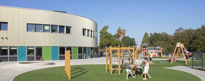 Schoolplein van Basisschool Mikado in Hengelo met kinderen die spelen. Schoolplein van Basisschool Mikado in Hengelo met kinderen die spelen.