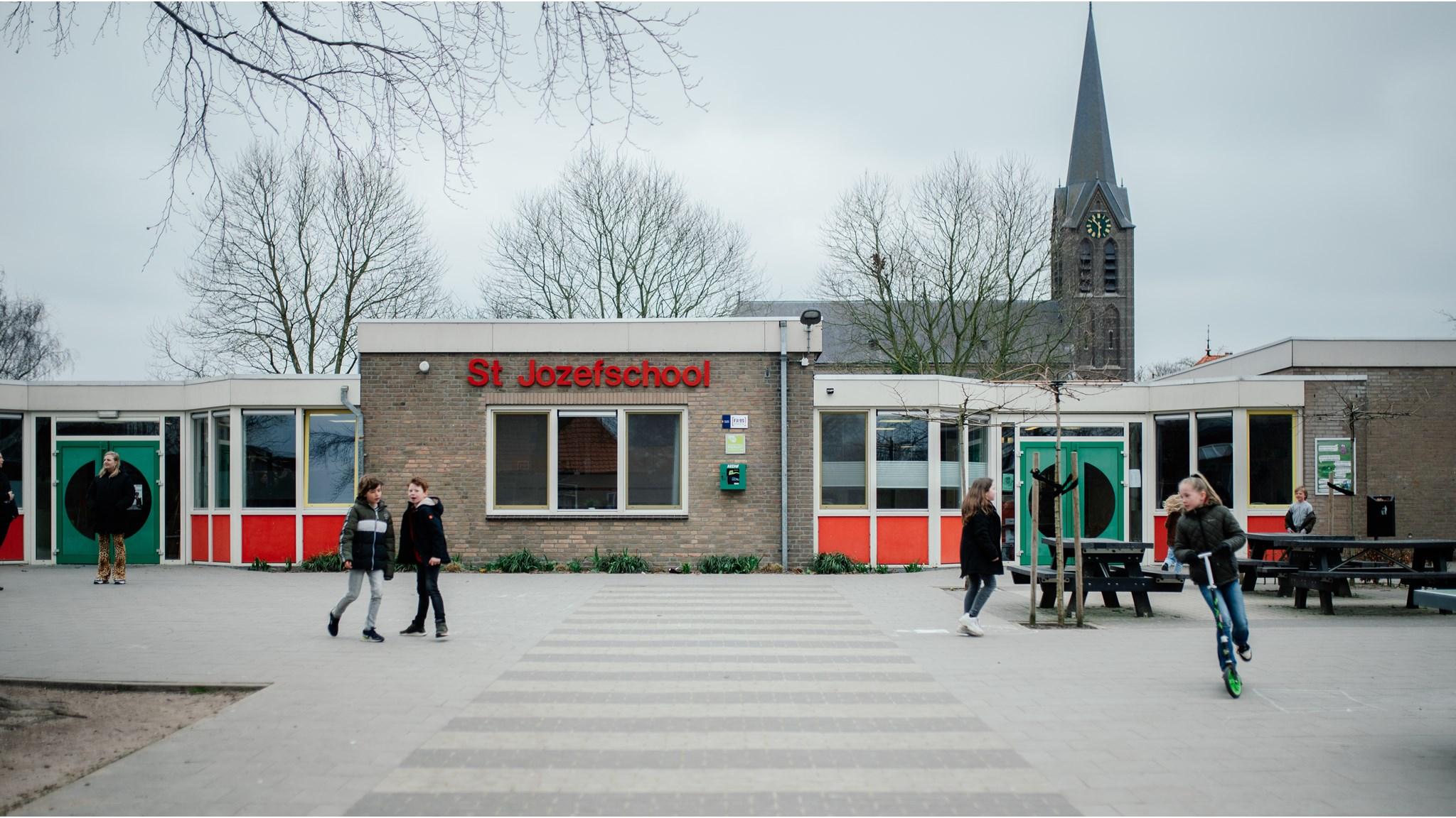 Schoolplein van Basisschool Sint Jozef in Lithoijen met kinderen die spelen. Schoolplein van Basisschool Sint Jozef in Lithoijen met kinderen die spelen.