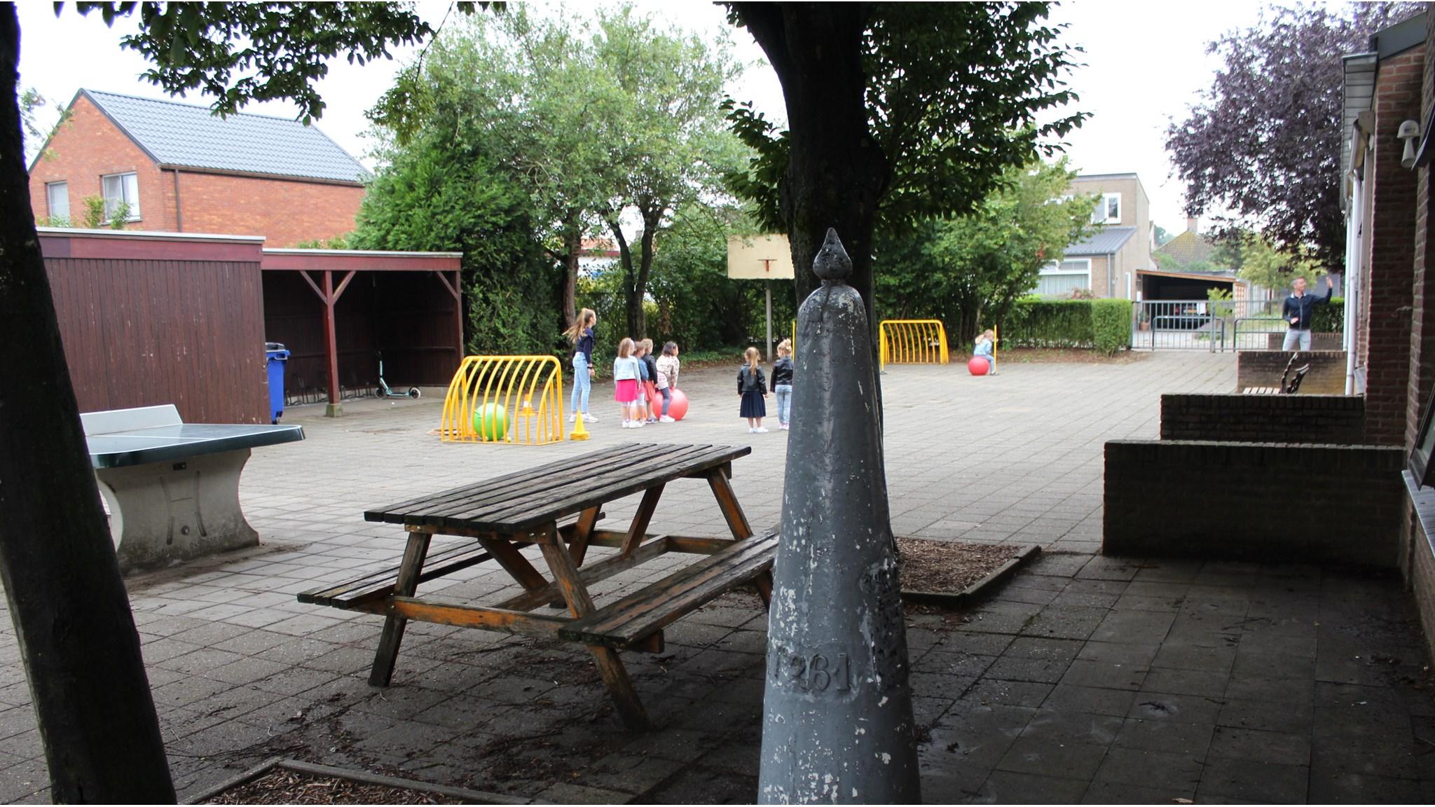 Schoolplein van Basisschool Sint Jozef in Nieuw Namen met spelende kinderen en speeltoestellen. Schoolplein van Basisschool Sint Jozef in Nieuw Namen met spelende kinderen en speeltoestellen.
