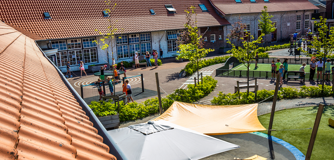 Schoolplein van Basisschool Sint Jozef in Schipluiden met kinderen die spelen en leren in een zonnige omgeving. Schoolplein van Basisschool Sint Jozef in Schipluiden met kinderen die spelen en leren in een zonnige omgeving.