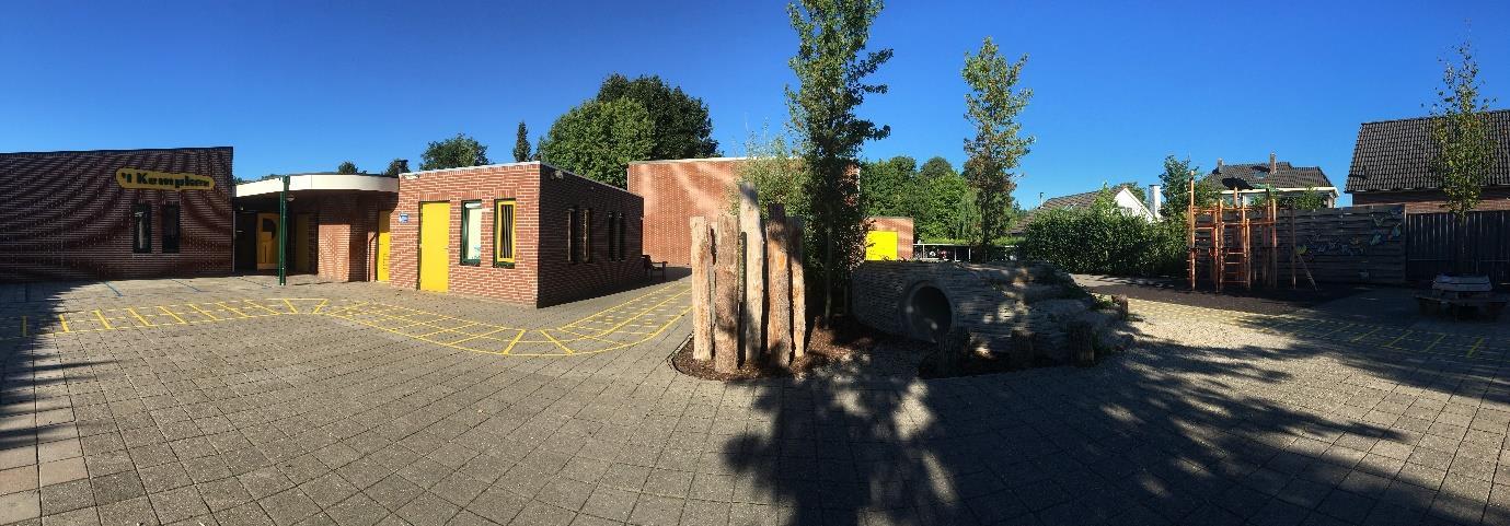 Schoolplein van Basisschool 't Kempken in Winterswijk Meddo met een zonnige, open ruimte en speeltoestellen.