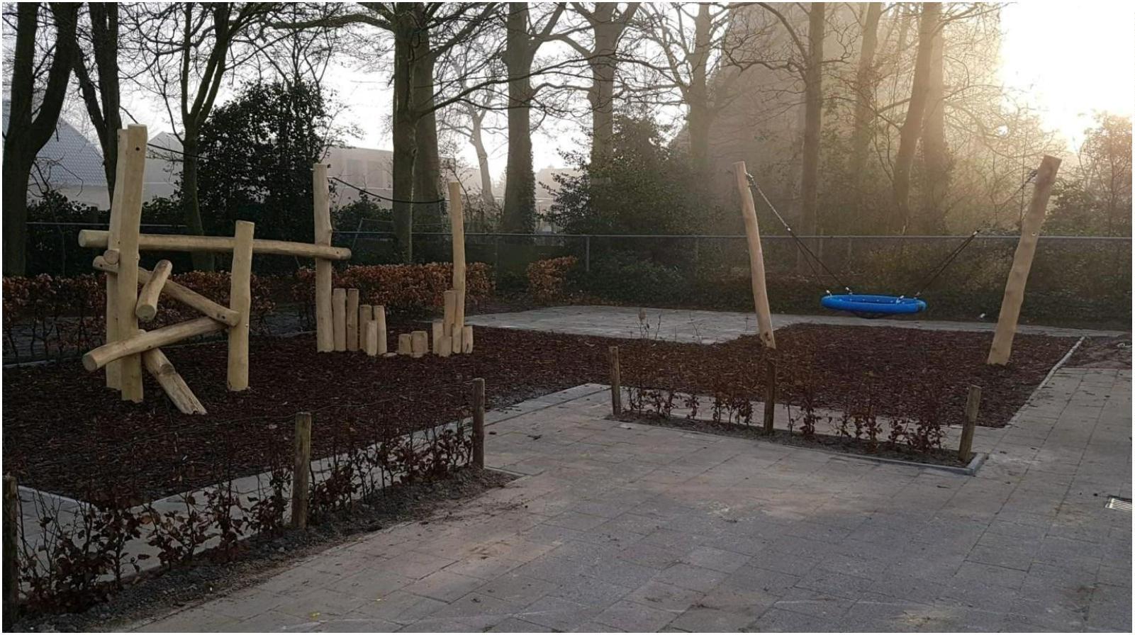 Schoolplein van Basisschool Uniek in Hoeven met houten speeltoestellen en een schommel. Schoolplein van Basisschool Uniek in Hoeven met houten speeltoestellen en een schommel.