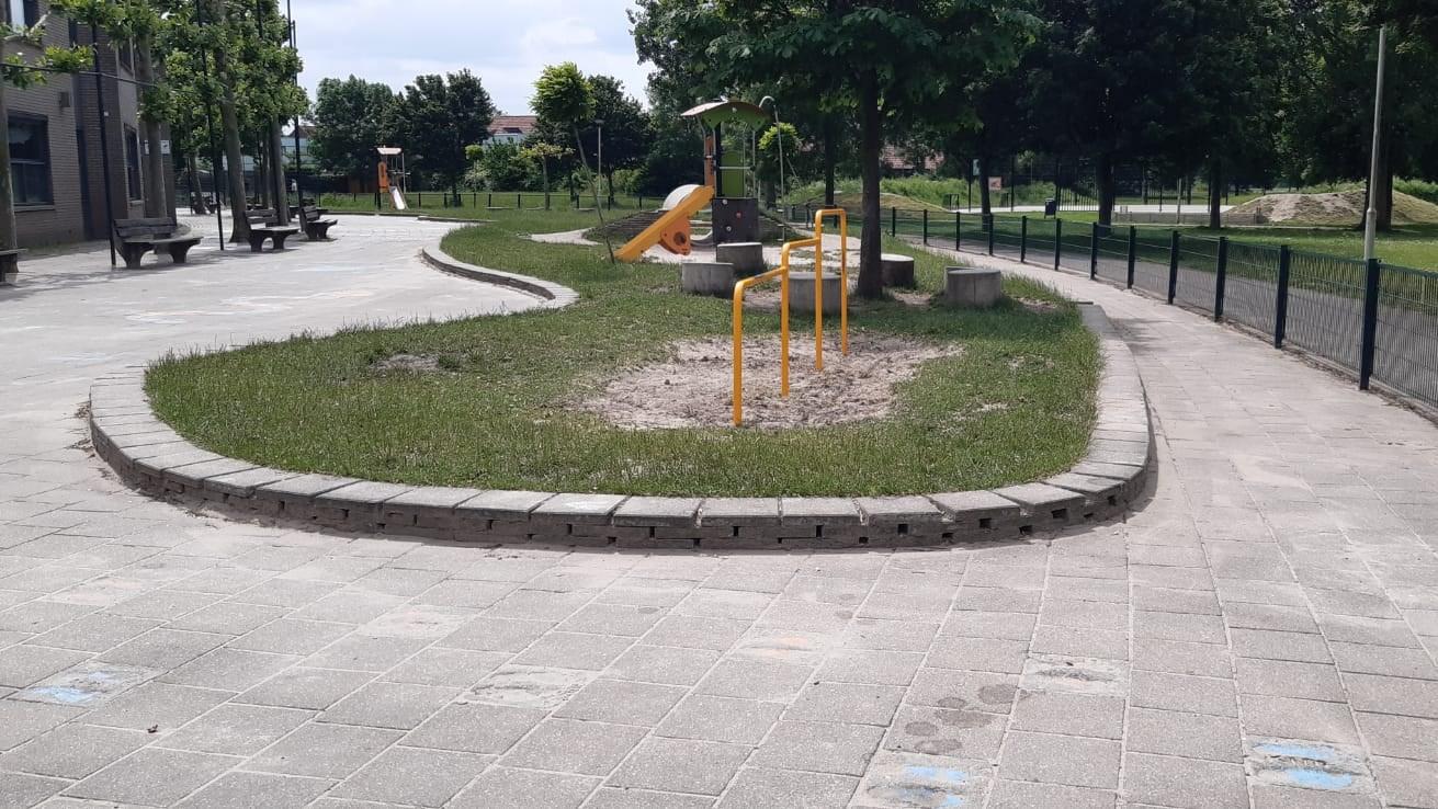 Schoolplein van BS Het Klinket in Arnhem met speeltoestellen en groene grasschachten. Schoolplein van BS Het Klinket in Arnhem met speeltoestellen en groene grasschachten.