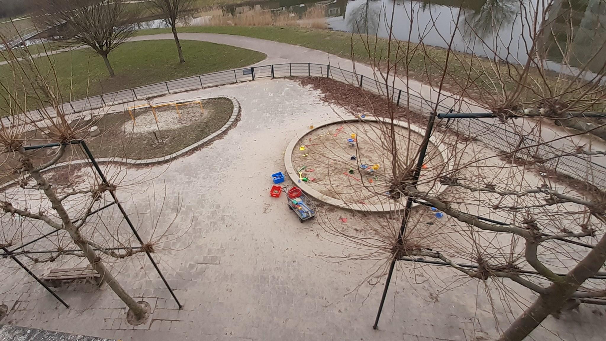 Schoolplein van BS Het Klinket in Arnhem met speeltoestellen en zandbak. Schoolplein van BS Het Klinket in Arnhem met speeltoestellen en zandbak.